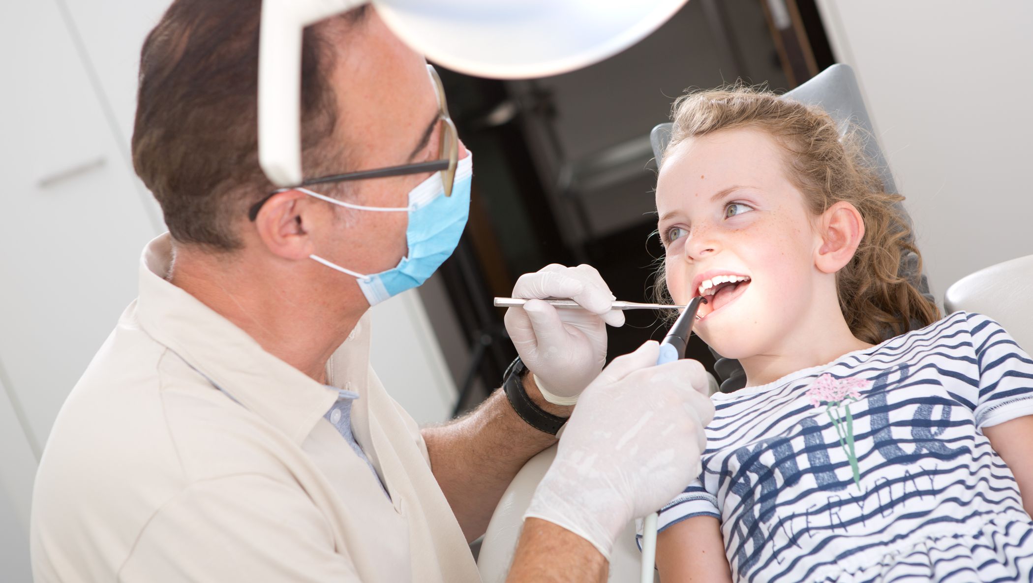 Dr. Hoegerl bei der Behandlung einer jungen Patientin